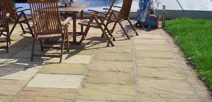 Terrasse aus Sandsteinplatten mit Kleinpflastereinfassung