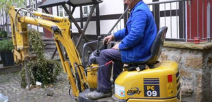 Komatsu Bagger PC 09 mit Stemmger&auml;t passt durch jede Gartent&uuml;r