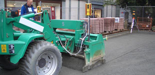 Feinplanum f&uuml;r Pflasterfl&auml;che mit Lasergesteuerten Planierschild