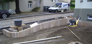 Gestaltung der Au&beta;enanlage einer sanierten Villa in Bad Harzburg mit Palisaden