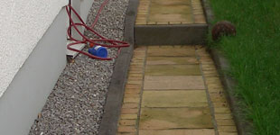 Weg aus Sandsteinplatten, Kleinpflastersteinen mit Tiefbordeinfassung