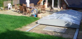 Terrasse aus Sandsteinplatten mit Kleinpflastereinfassung