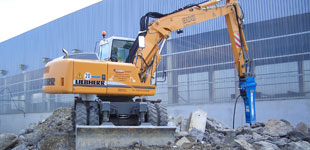 Vorbereitung des Betonschuttes f&uuml;r die  Brecheranlage, Liebherr - Bagger 900 Litronic mit Stemmger&auml;t